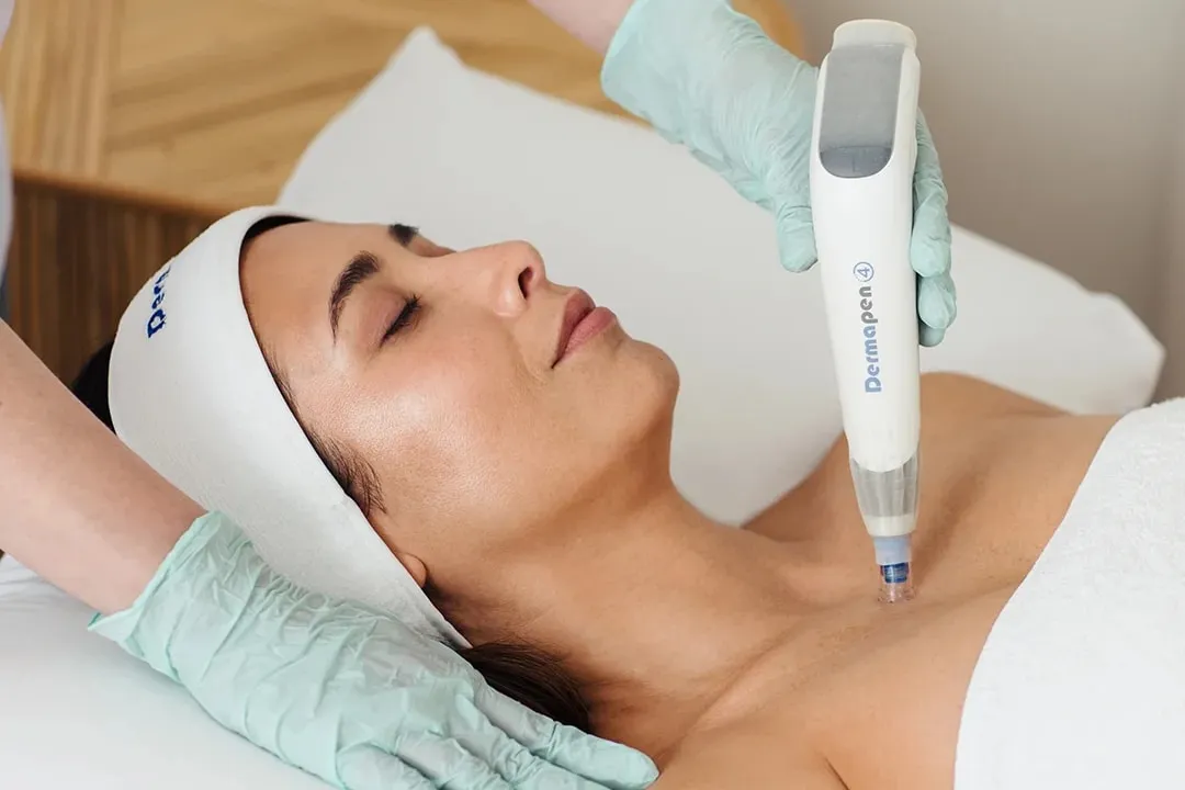 Dermapen 4 gliding over the neck and décolletage